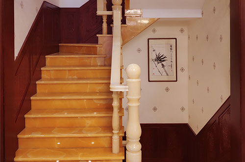 祁连中式别墅室内汉白玉石楼梯的定制安装装饰效果